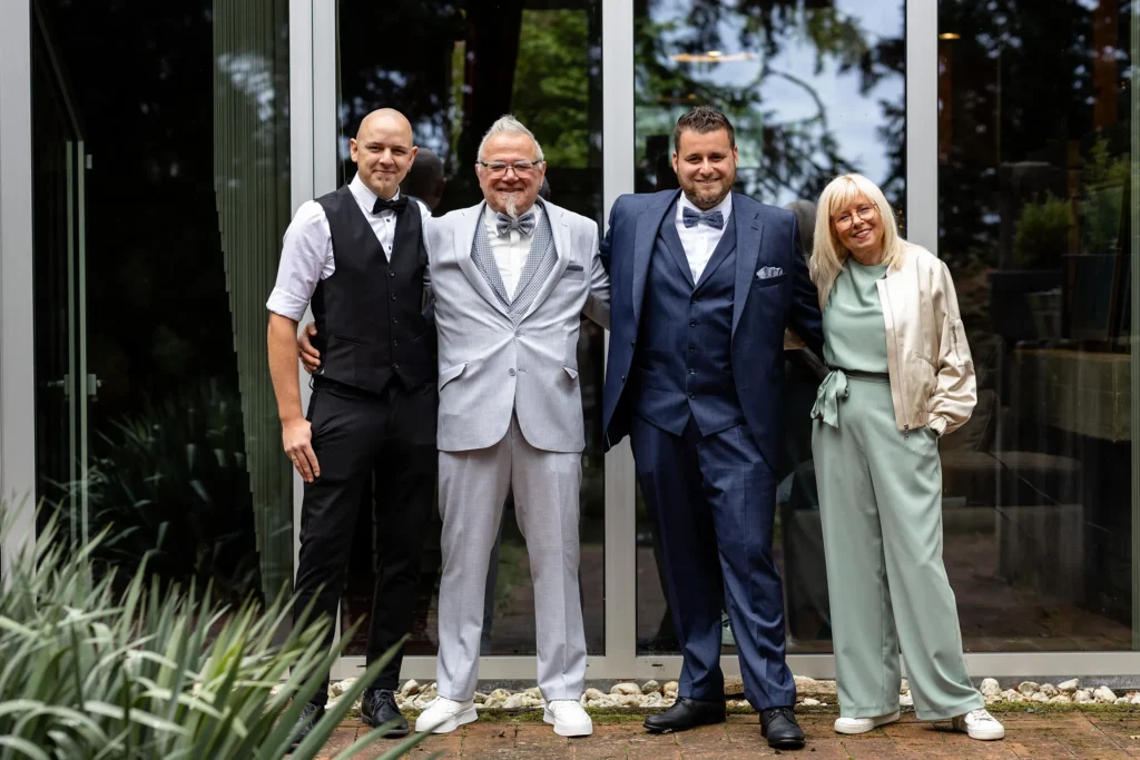 Hochzeitsfotograf Trier Luxemburg - Gruppenfoto von Bräutigam mit Vater, Mutter und Trauzeugen nach dem Getting Ready im Haus des Vaters.