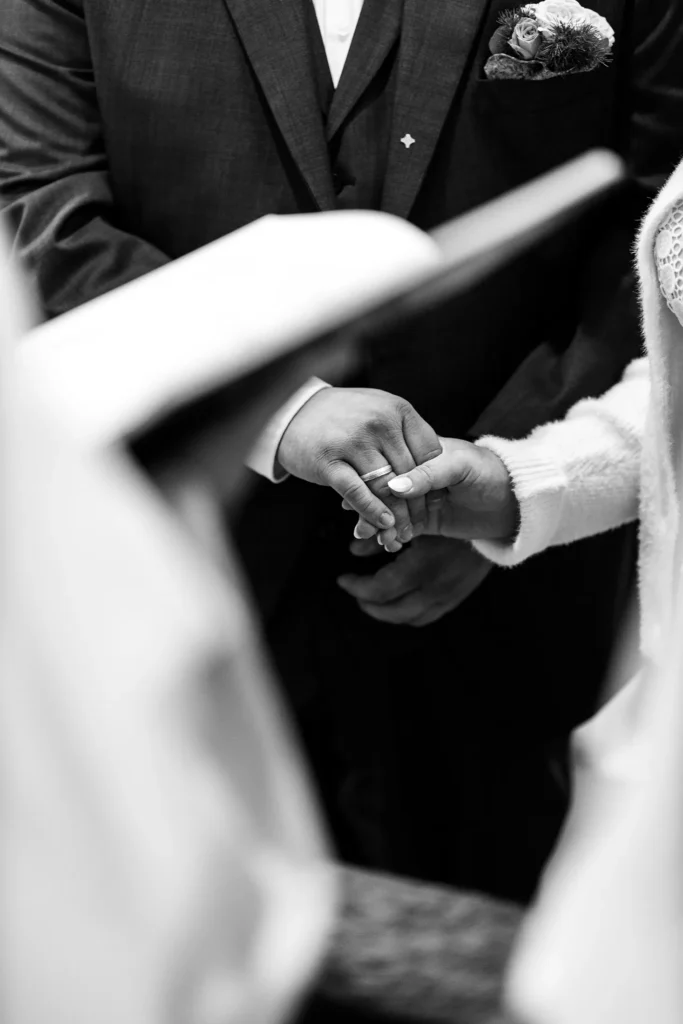 Hochzeitsfotograf Trier Luxemburg - Foto nur von den Händen. Das Brautpaar hält in der Kirche Händchen.