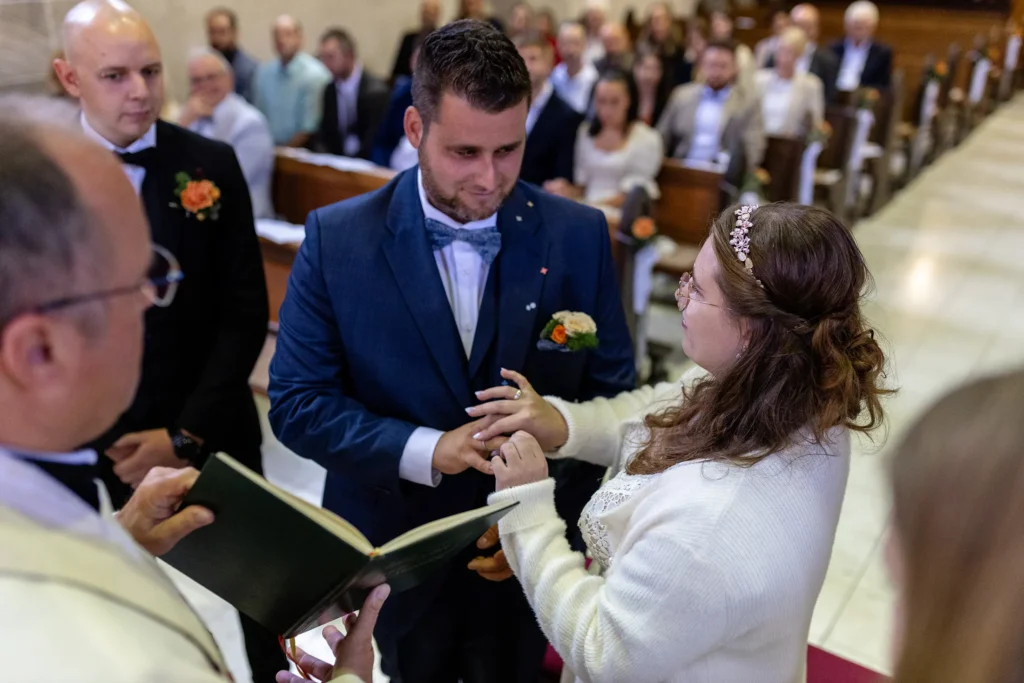 Hochzeitsfotograf Trier Luxemburg - Ringtausche in der Kirche unter den Augen des Pfarrers
