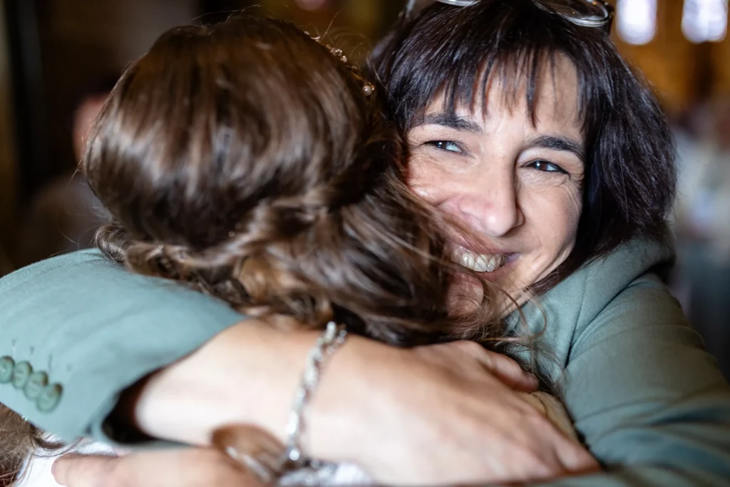 Hochzeitsfotograf Trier Luxemburg - Die Mutter der Braut bei der Gratulation nach der kirchlichen Hochzeit in der Eifel.