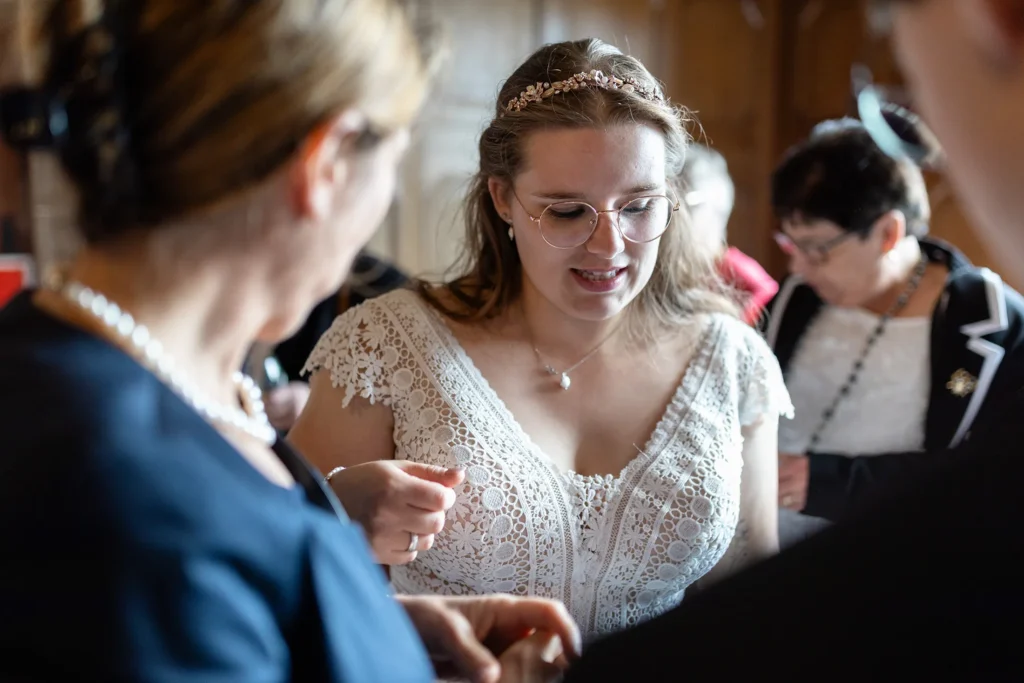 Hochzeitsfotograf Trier Luxemburg - Die Braut unterhält sich mit einigen Gästen