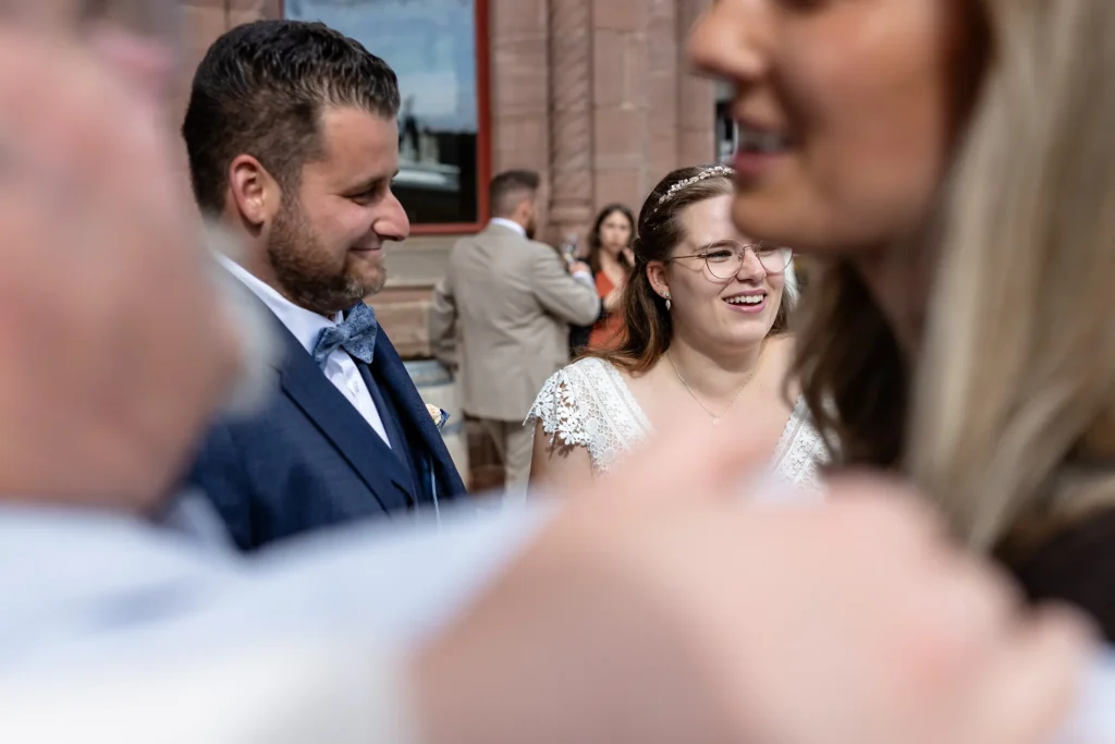 Hochzeitsfotograf Trier Luxemburg - Schnappschuss des Brautpaars auf dem Hof des Schlosses