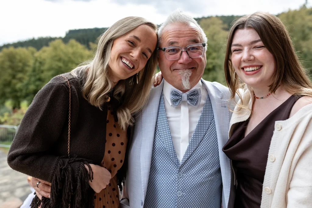 Hochzeitsfotograf Trier Luxemburg - Vater des Bräutigams mit jeweils einer Verwandten rechts und einer links von ihm.