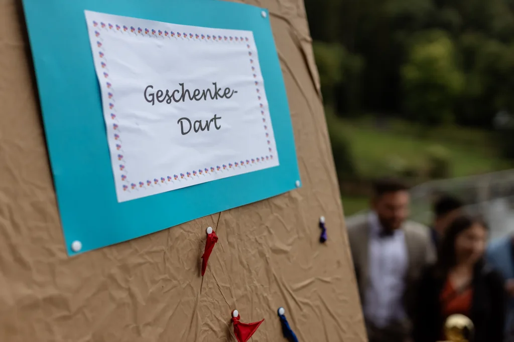 Hochzeitsfotograf Trier Luxemburg - Geschenke-Dart Detailaufnahme.