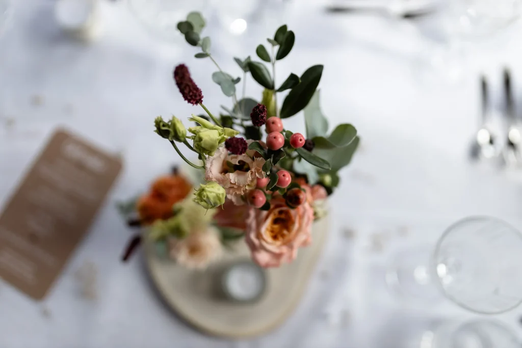 Hochzeitsfotograf Trier Luxemburg - Hochzeits Dekoration auf den Tischen fürs Abendessen. Hier ist ein Strauss Blumen im Detail abgebildet.