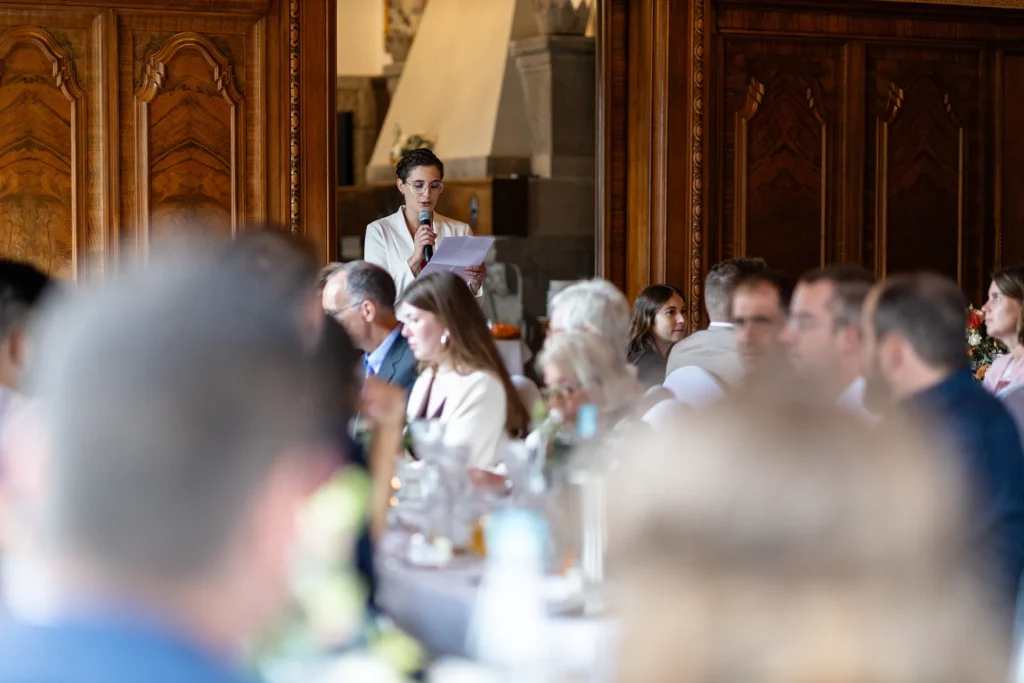 Hochzeitsfotograf Trier Luxemburg - Rede von der Trauzeugin für das Brautpaar vor der versammelten Hochzeits Gesellschaft.