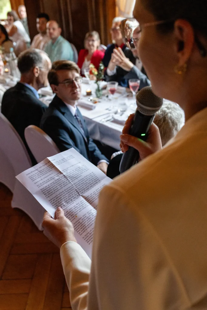 Hochzeitsfotograf Trier Luxemburg - Trauzeugin beim Rede halten während dem Abendessen vor allen Gästen.
