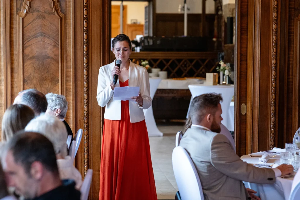 Hochzeitsfotograf Trier Luxemburg - Die Trauzeugin hält eine sehr emotionale Rede. Momentaufnahme mit Tiefgang durch die Emotionen im Gesicht der Rednerin.