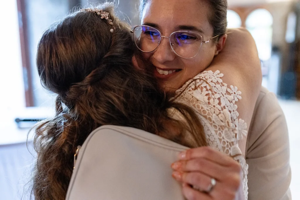 Hochzeitsfotograf Trier Luxemburg - Die Trauzeugin wird nach einer emotionalen Rede von der Braut umarmt.