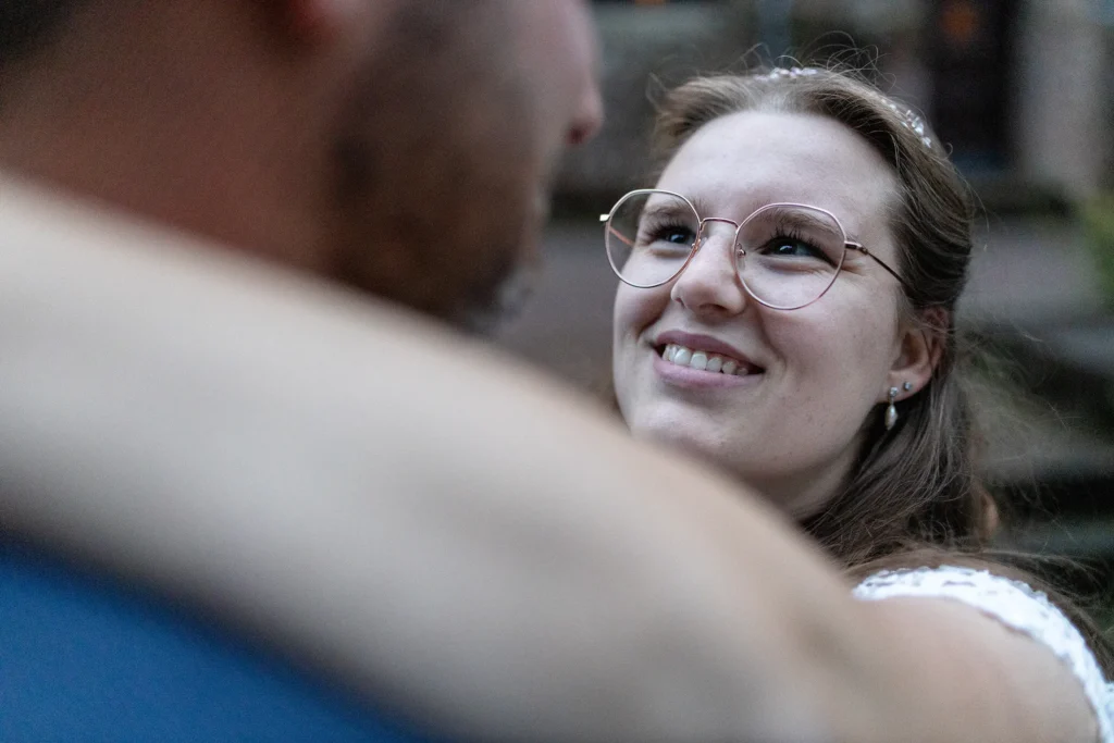 Hochzeitsfotograf Trier Luxemburg - Close-up von der Braut beim Foto-Shooting während sie ihren Ehemann glücklich anschaut. Ein Bild mit Emotion.