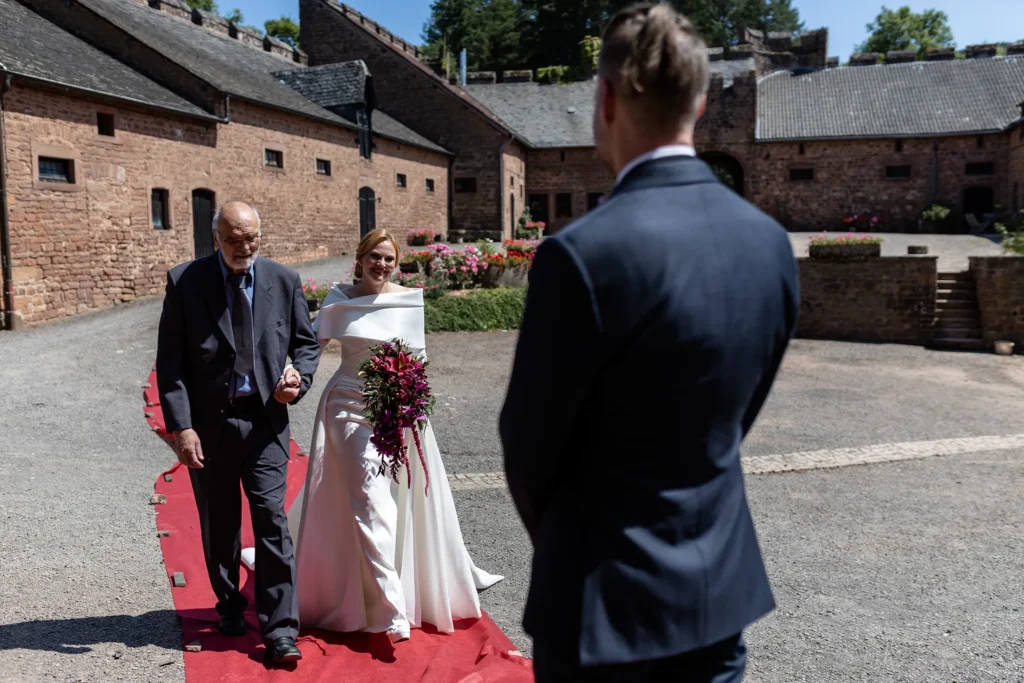 Hochzeitsfotograf Trier Luxemburg - Die Braut wird von ihrem Vater zum First Look gebracht.