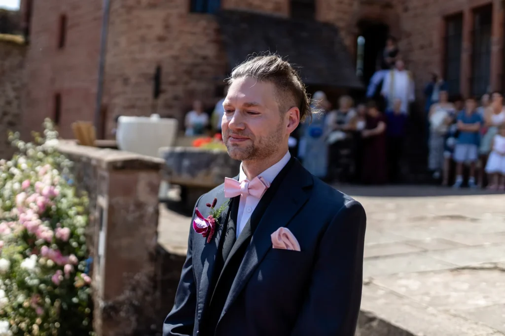 Hochzeitsfotograf Trier Luxemburg - Der Bräutigam reagiert emotional als er seine Braut zum ersten Mal beim First Look auf Schloss Hamm im Brautkleid sieht.