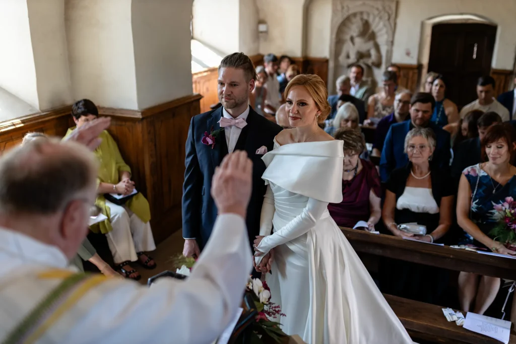 Hochzeitsfotograf Trier Luxemburg - Der Pfarrer segnet das Ehepaar während der Zeremonie.