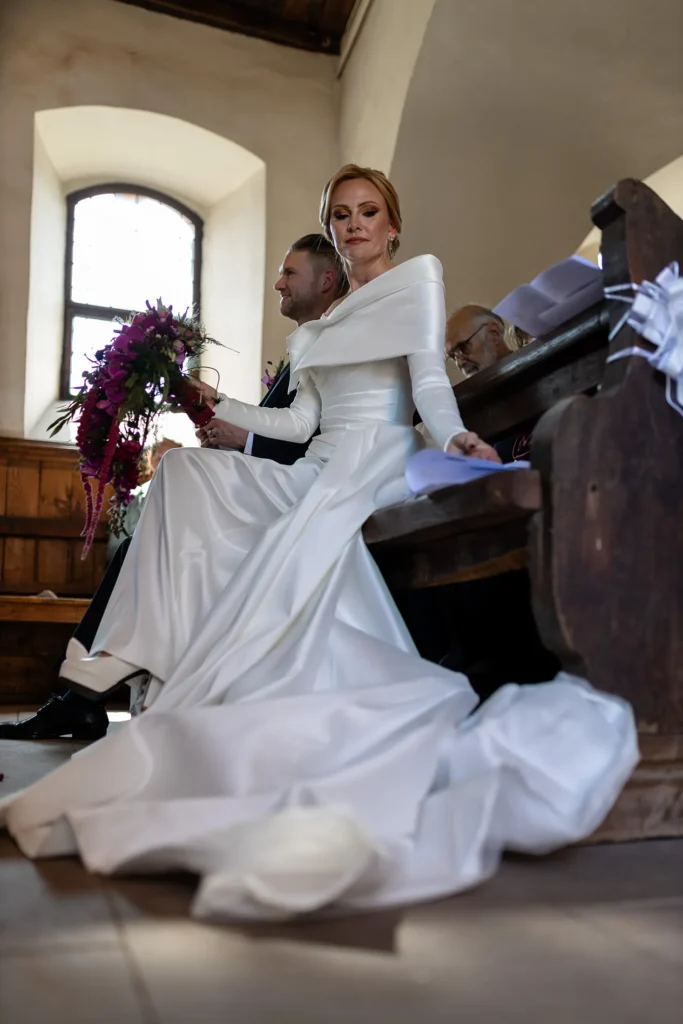 Hochzeitsfotograf Trier Luxemburg - Interessante Perspektive: Braut vom Boden aus fotografiert, damit ihr Kleid besser zur Geltung kommt.
