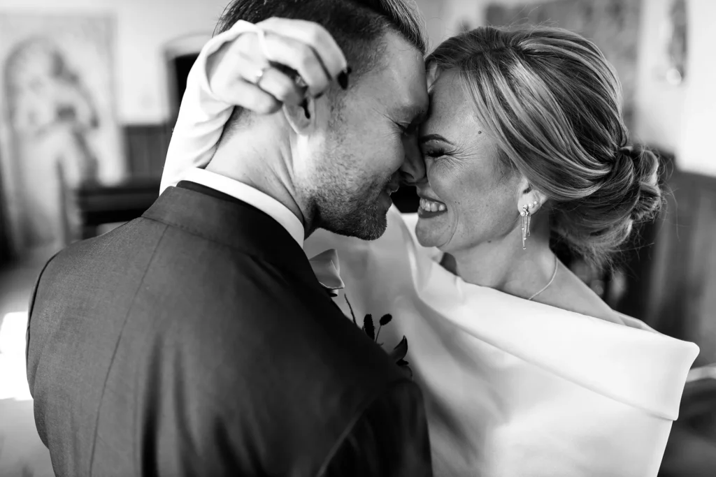 Hochzeitsfotograf Trier Luxemburg - Emotionales schwarz-weiss Foto: die Braut greift sich den Kopf des Bräutigams.