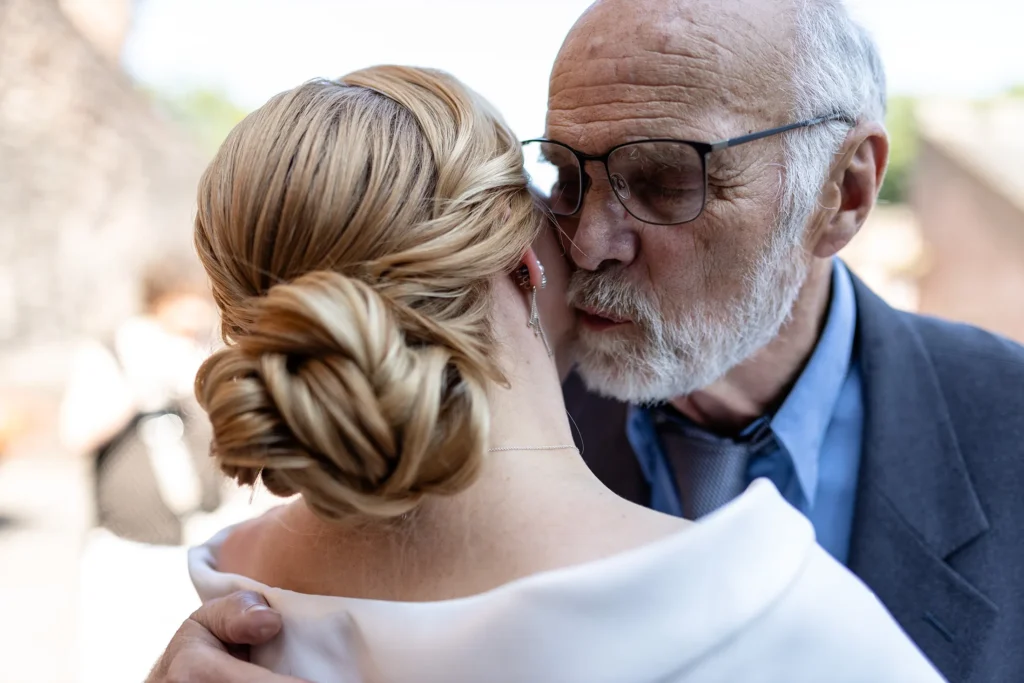 Hochzeitsfotograf Trier Luxemburg - Vater gratuliert der Braut