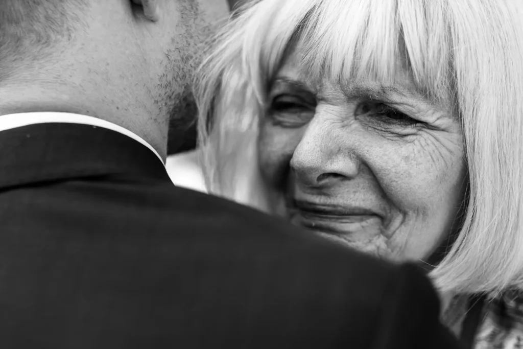 Hochzeitsfotograf Trier Luxemburg - Emotionale Aufnahme in schwarz-weiss: Gratulation