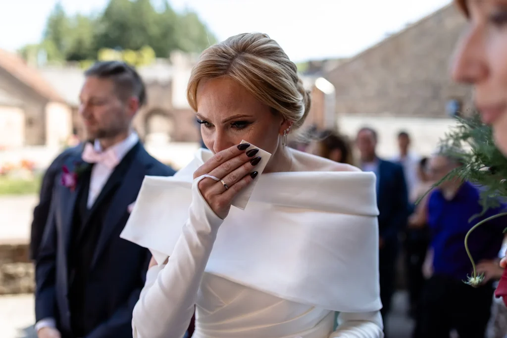 Hochzeitsfotograf Trier Luxemburg - Braut beim Tränchen wegwischen während der Gratulationen nach der Trauung auf Schloss Hamm.