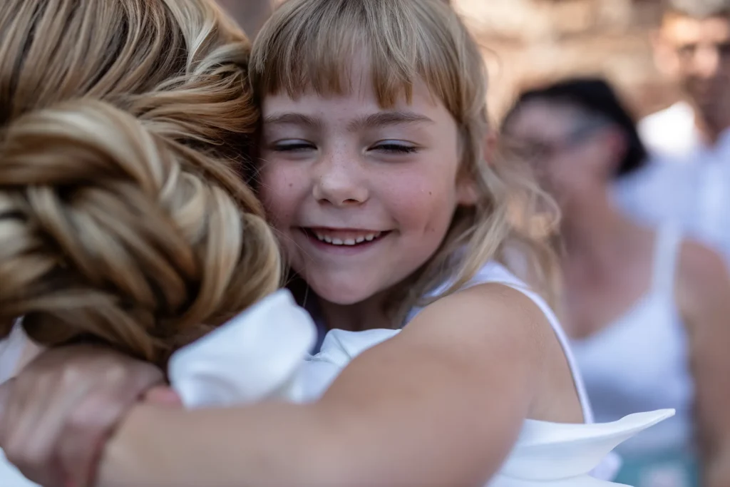 Hochzeitsfotograf Trier Luxemburg - Kind gratuliert der Braut, emotionale Aufnahme.
