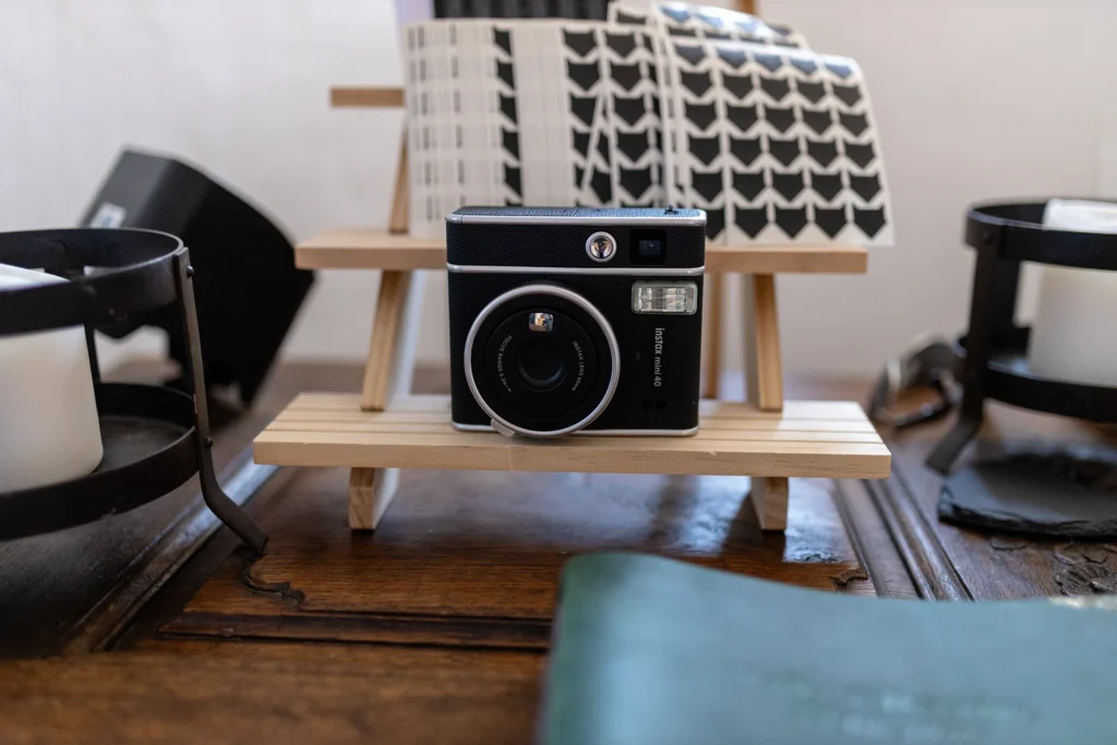 Hochzeitsfotograf Trier Luxemburg - Instax mini 40 Sofortbild Kamera, die für die Gäste bereitsteht, um damit Fotos fürs Gästebuch zu schiessen