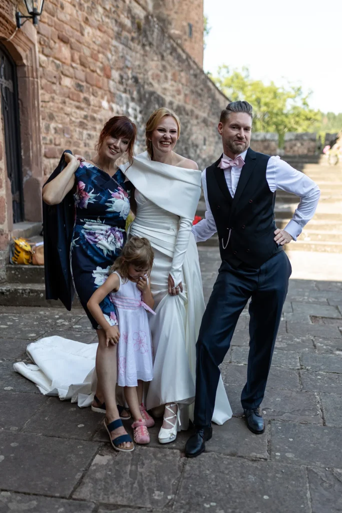 Hochzeitsfotograf Trier Luxemburg - Brautpaar Gruppenfoto mit Gästen