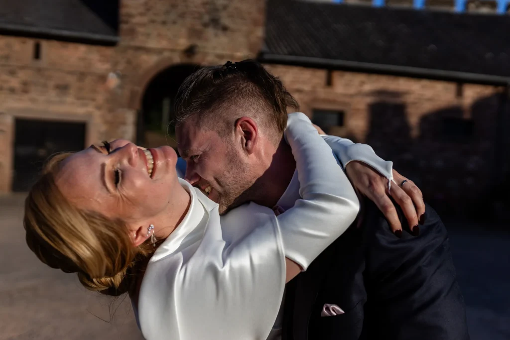 Hochzeitsfotograf Trier Luxemburg - Spass beim Brautpaar-Foto-Shooting