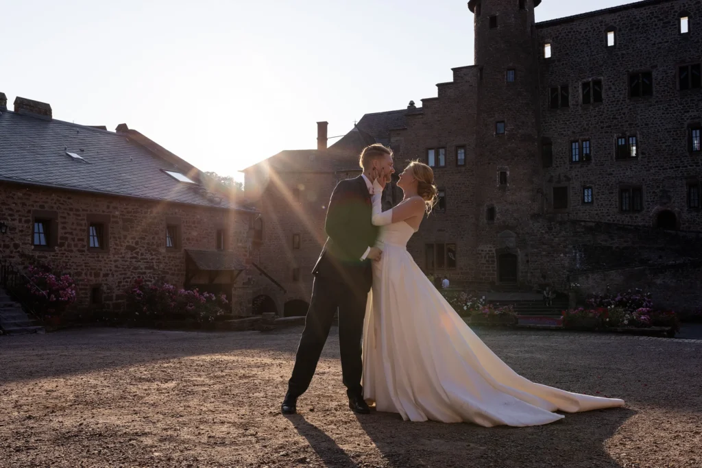 Hochzeitsfotograf Trier Luxemburg - Brautpaar Foto auf dem Hof von Schloss Hamm im goldenen Abendlicht.