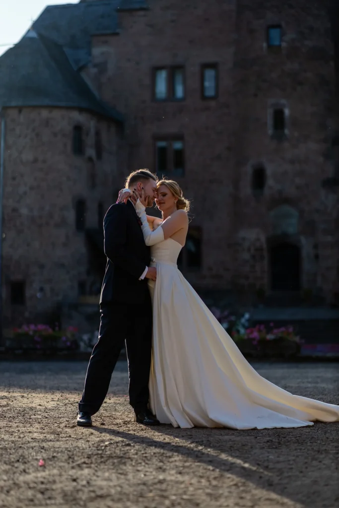 Hochzeitsfotograf Trier Luxemburg - Brautpaarfoto auf dem Hof von Schloss Hamm.