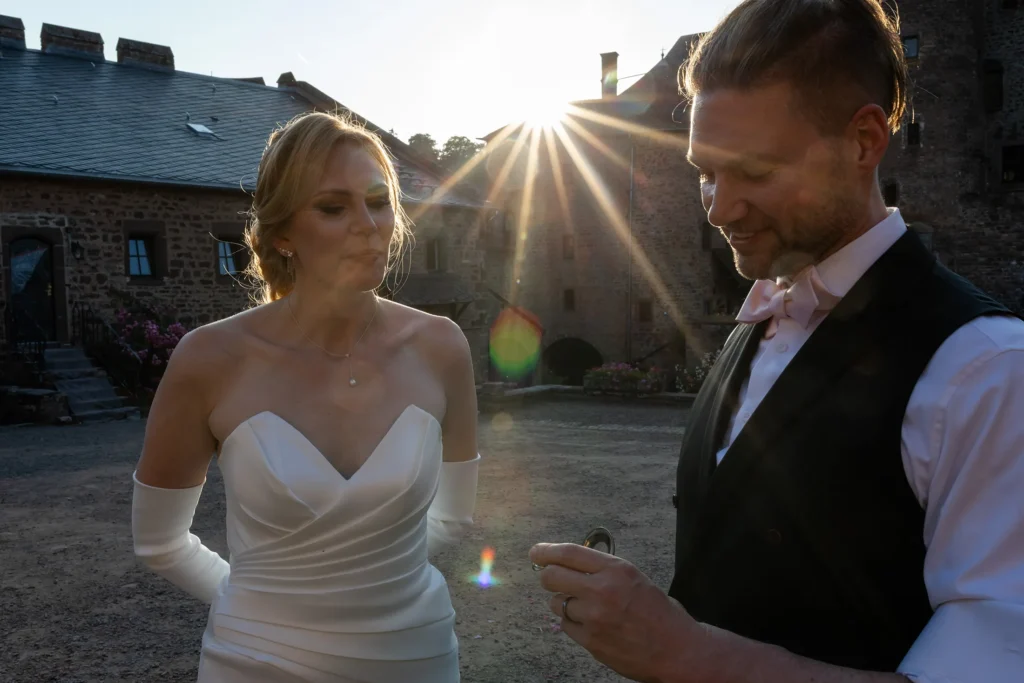 Hochzeitsfotograf Trier Luxemburg - Brautpaar in der goldenen Abendsonne mit schönen Lichtstrahlen