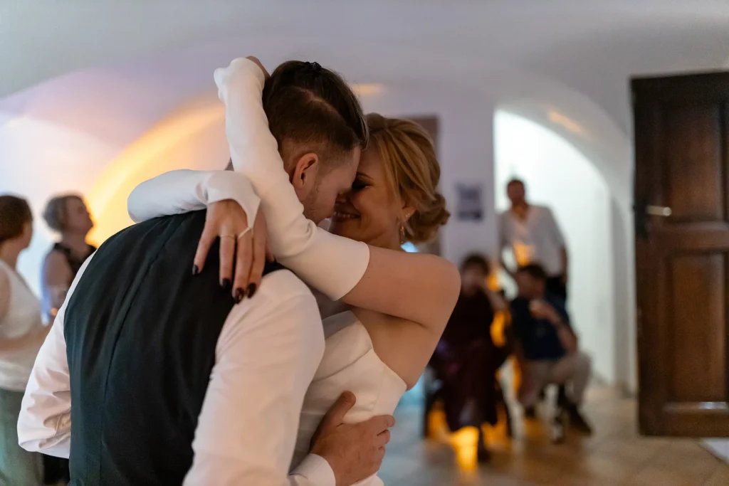 Hochzeitsfotograf Trier Luxemburg - Emotionale Aufnahme: Umarmung des Brautpaars beim Eröffnungstanz