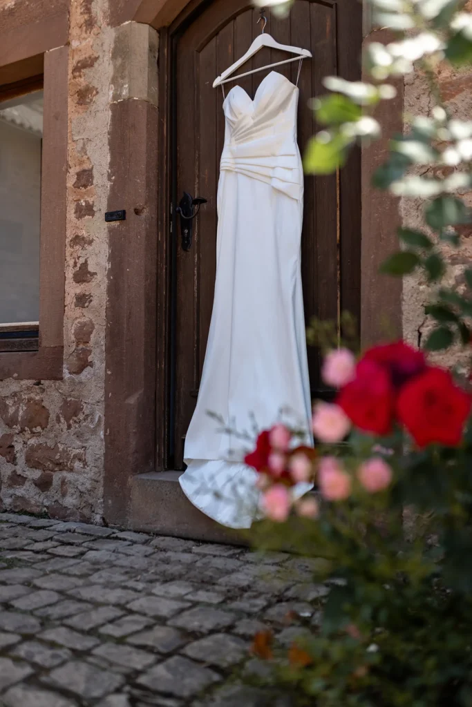 Hochzeitsfotograf Trier Luxemburg - Brautkleid hängt an der Tür der Wohnung bei Schloss Hamm
