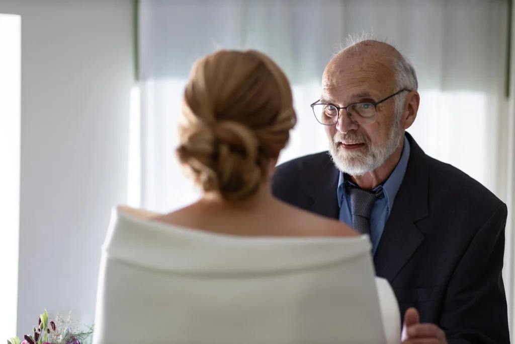 Hochzeitsfotograf Trier Luxemburg - Der Vater sieht beim Getting Ready zum ersten Mal seine Tochter als Braut und umarmt sie gleich.